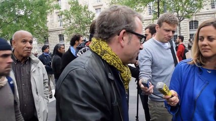 Une voiture de police brûlée par des manifestants