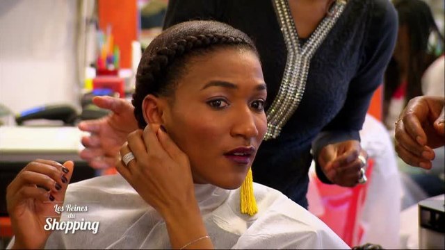 Flora achète les boucles d'oreilles d'une coiffeuse !