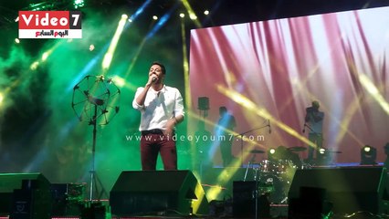 بالفيديو.. حماقى يشدو لجمهوره بأغنية "ما بلاش"