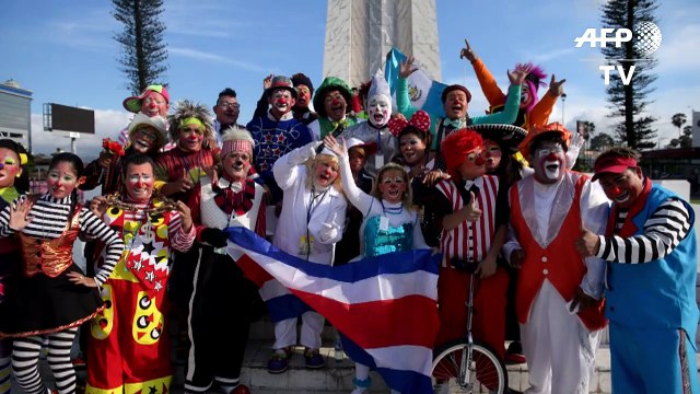 Payasos se reúnen para hacer reír en tiempos tecnológicos