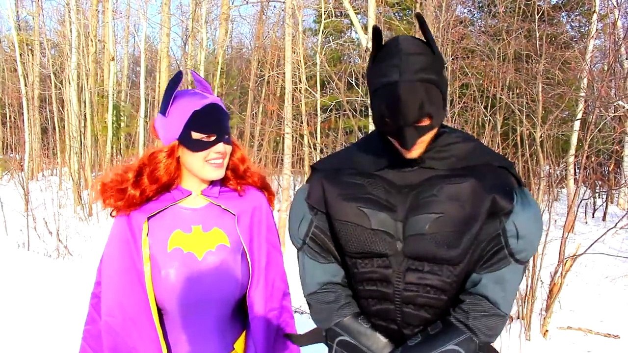 悪のアンナ対スパイダーマン＆冷凍エルザ！ W_ジョーカー＆バットマン！実際の生活の中でおかしいスーパーヒーロー - ）