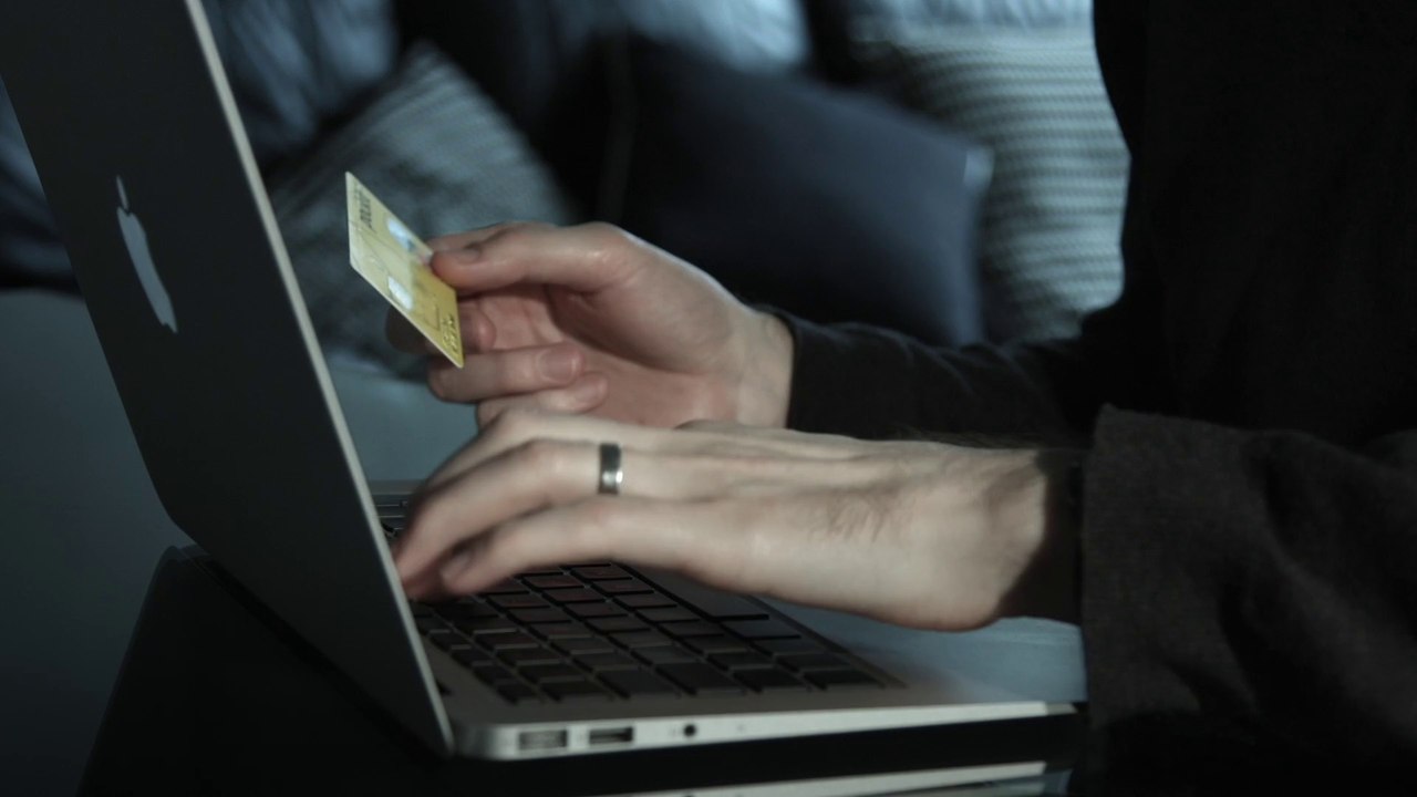 Esta pulsera te da una descarga eléctrica si gastas mucho dinero
