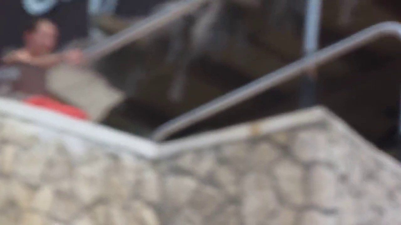 Mauvaise surprise après avoir sauté d'une falaise !