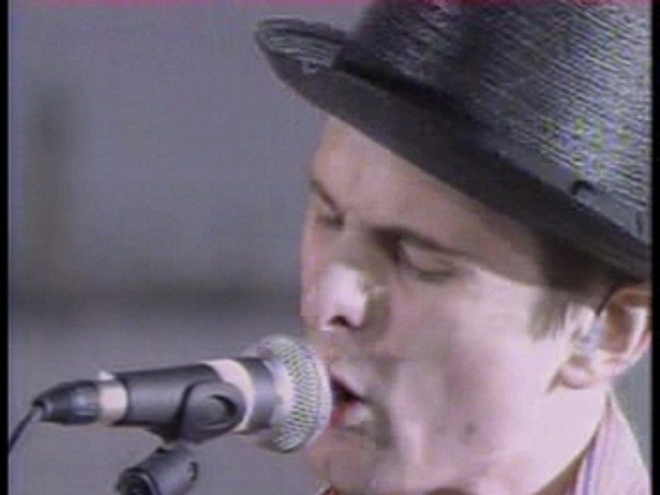 Muse - Showbiz (live)