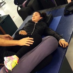 Lais Souza movimenta os braços sozinha