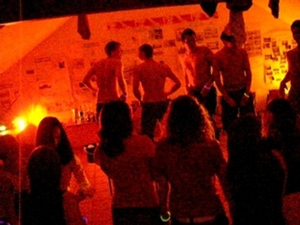 Strip tease de beaux mecs !