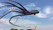 Immense pieuvre flottant dans le ciel de Singapour - Cerf-volant géant