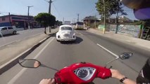 Accident frontal d'un scooter après 2 secondes d'inatention sur une route au Brésil
