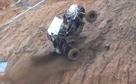 Off Road Aracıyla Çamurla Kaplı Tepeye Tırmandı