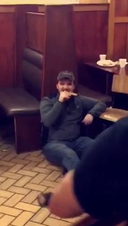 Rien ne fera bouger ce gars avec sa pizza, même une bagarre générale