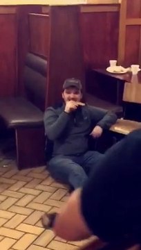 Rien ne fera bouger ce gars avec sa pizza, même une bagarre générale