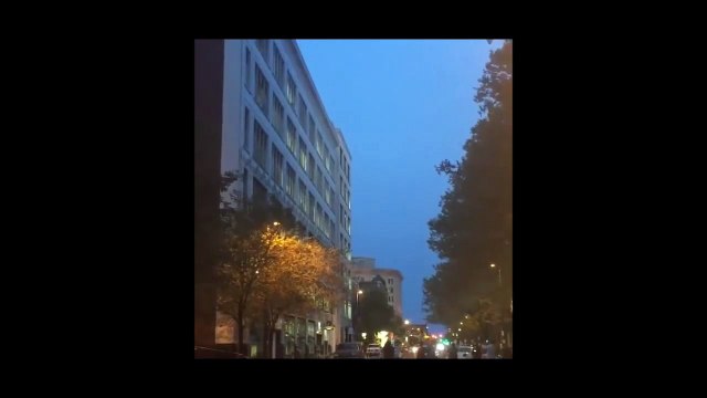 Une voiture balancée d'un parking en immeuble pour le tournage d'un film