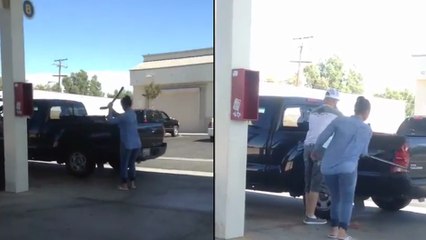 Une employée de cette station essence tape dans le pick up de ce mec parce qu'il met trop de temps !