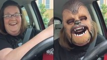 Elle est contente de son masque de Chewbacca qui imite même son cri