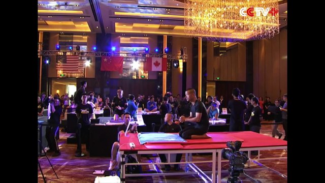 Cet homme tient 8 heures en position de gainage,du jamais vu !