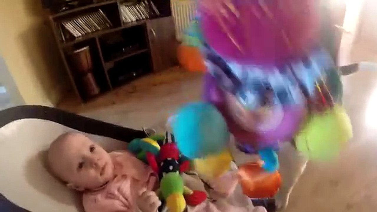 Il bambino piange e il cane fa una cosa davvero buffa...Guardate.