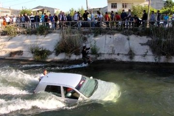 Kanaldaki Otomobilde Mahsur Kalan Eşini Kurtarmak İçin Hayatını Hiçe Saydı