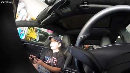 Un papa piège son fils avec sa voiture tesla et le pilote automatique. Blague énorme