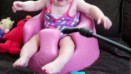 Ce papa trouve une bonne technique pour faire rigoler son petit bébé...elle est adorable !