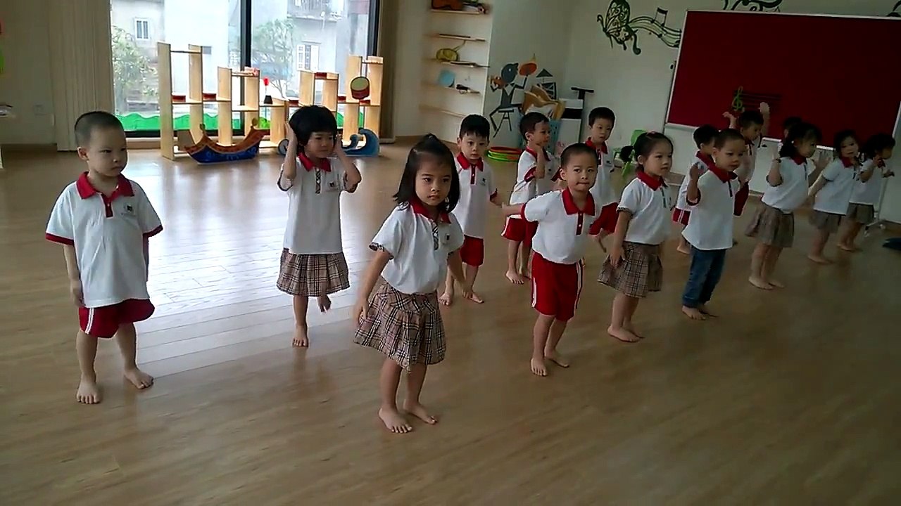 Troi nang troi mua Aerobic dance Bambi 1 T8 Vinschool 2013-2014