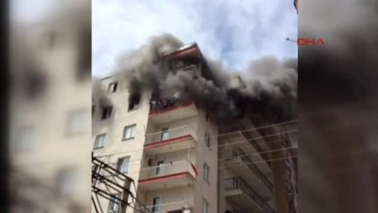 Manisa Apartmanın 5'inci Katındaki Dairede Yangın Çıktı