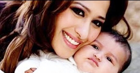 Télécharger la video: Kashif Abbasi & Meher Bukhari With Their Cute Baby Girl