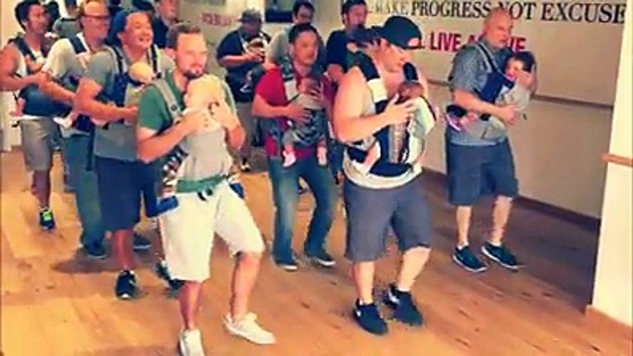 Cette danse de papas et leurs bébés va vous donner le sourire pour la journée