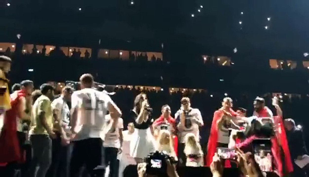 Simge - Vodafone Arena Beşiktaş Şampiyonluk Konseri'nde