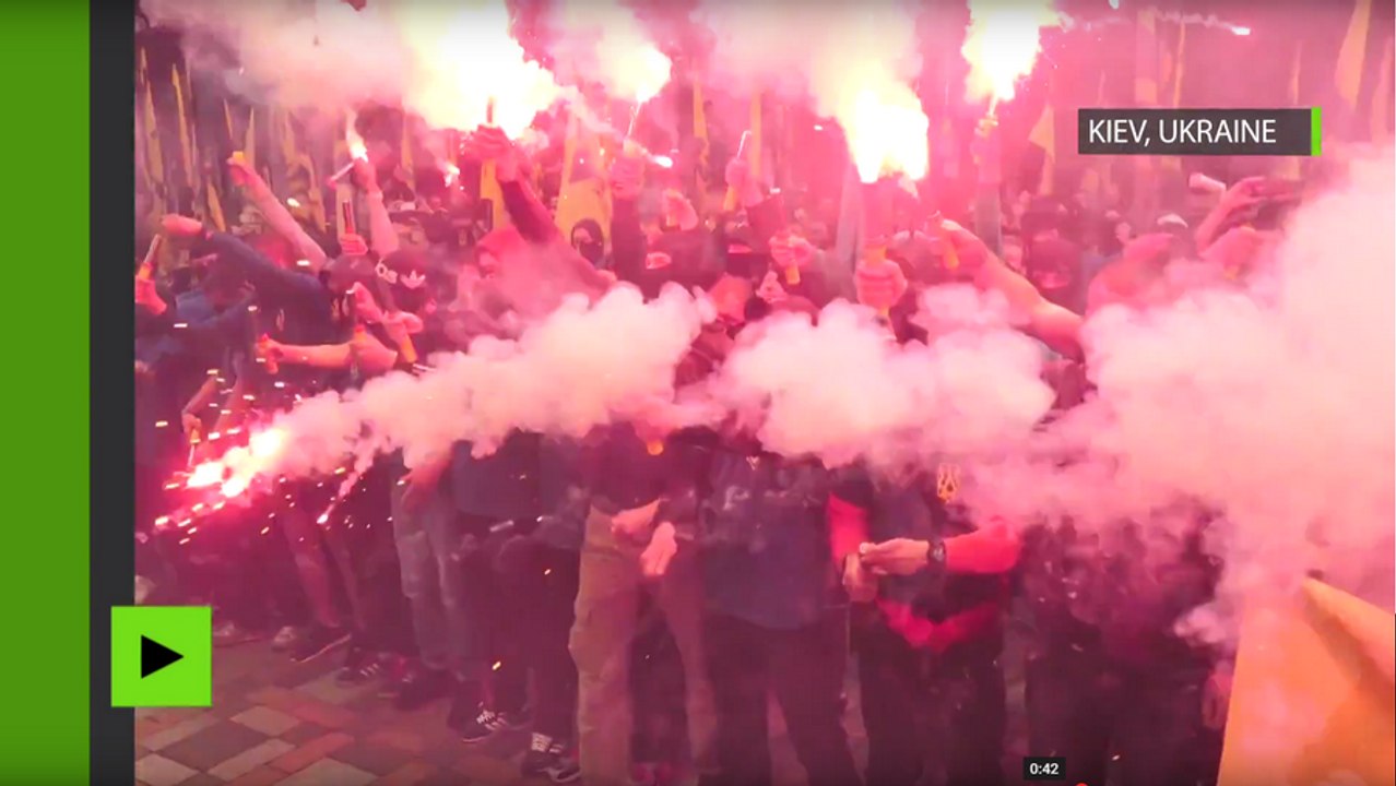 Des nationalistes ukrainiens lancent des pétards et des fumigènes devant le bâtiment du parlement