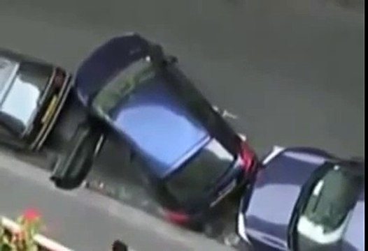 Alors qu'elle n'a pas la place pour se garer entre deux voitures...regardez ce qu'elle va faire !