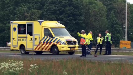 Auto slaat over de kop op A7 - RTV Noord