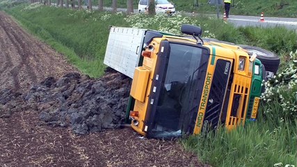 Vrachtwagen met modder belandt na ongeval in de sloot - RTV Noord