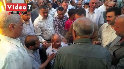 بالفيديو.. والد قائد الطائرة المنكوبة يتلقى عزاء نجله بالبدرشين على "كرسى"