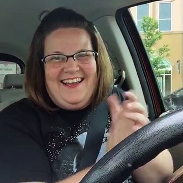 Une femme a un fou rire avec un masque Chewbacca