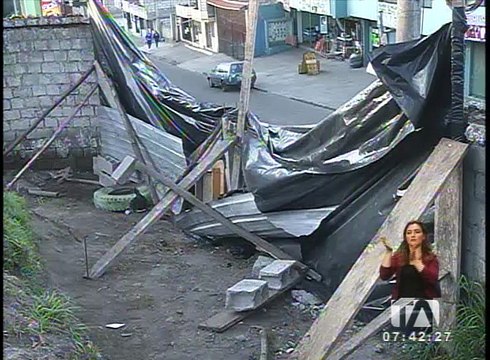 Institución educativa tiene paredes fisuradas y un muro desplomado