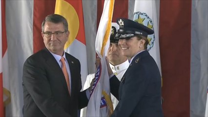 لوري روبنسون أول قائدة لقوات مقاتلة أميركية