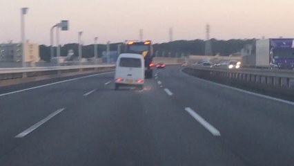 【転載】バーストしたまま火花を上げながら高速を爆走！外れた部品がフロントガラスに直撃‼︎