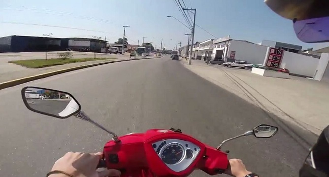 Toujours regarder devant soi en scooter