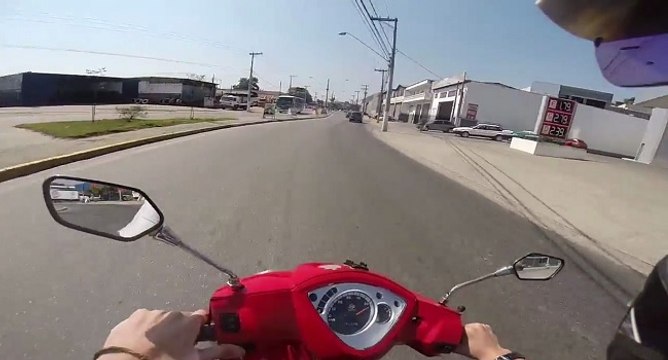 Toujours regarder devant soi en scooter