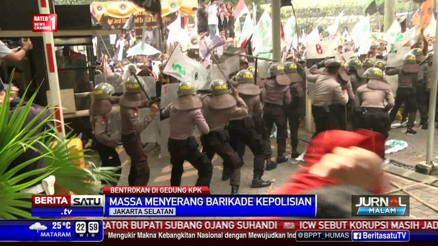 Warga Kalijodo dan Luar Batang Bentrok dengan Polisi