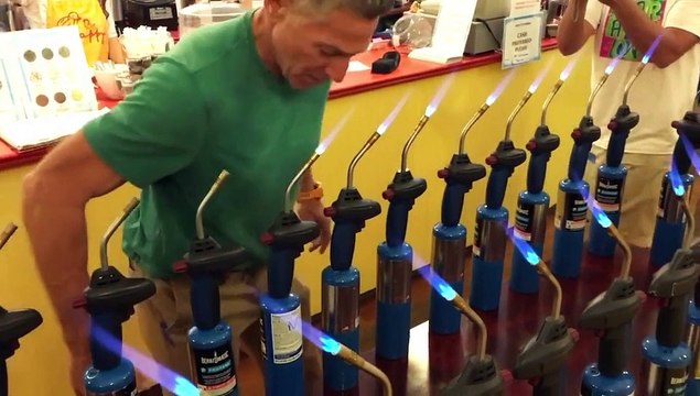 Ashrita Furman éteint 47 chalumeaux avec sa langue en 1 minute