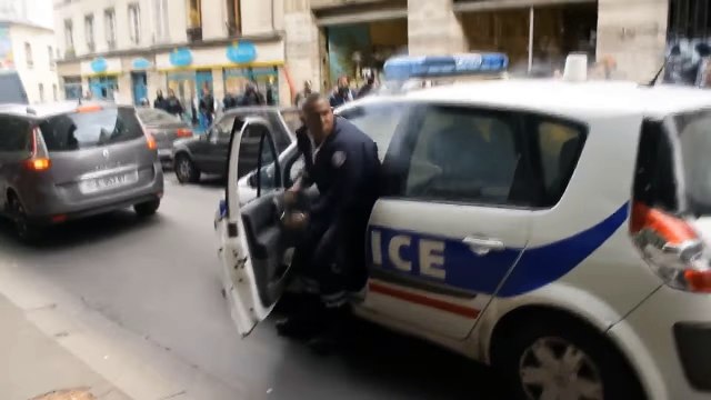 Voiture de Police brûler Manifestation qui dégénère Paris !! - dailymotion