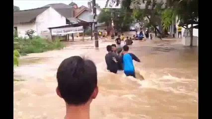 Reckless to break through the flood, motorcycle and 1 person swept away