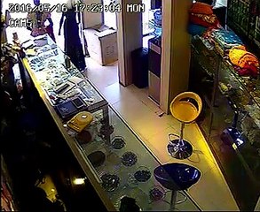 Un voleur pique un portable sans se faire voir par le vendeur