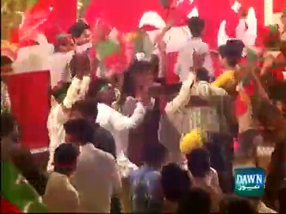 Girl Came on Stage During Imran Khan_#8217;s Jalsa, See What Happened Next __