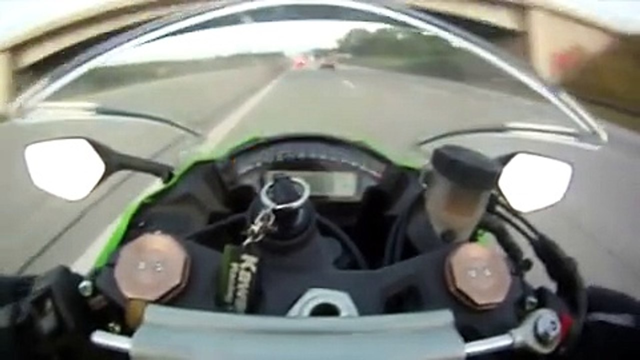 Motor Ile 300 Km Hız Yaparken Yanından 350 Km Ile Geçen Audii