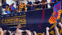 Pique entre Neymar y Rafinha en la rúa de campeones FC Barcelona 2016