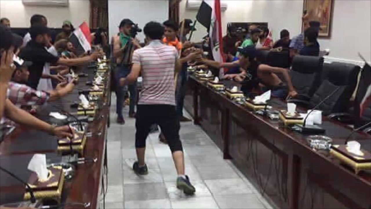 متظاهرون يقتحمون المنطقة الخضراء وسط بغداد