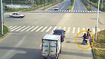 Kid survives after falling from vehicle, mother unaware