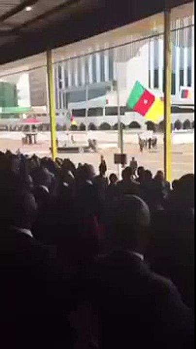 La Limousine du Président Camerounais Paul Biya EN PANNE durant le Défilé de la Fête Nationale !